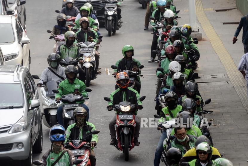 Sejumlah pengemudi ojek online menunggu penumpang di kawasan Palmerah, Jakarta.
