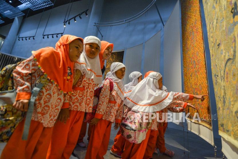 Siswa Penddidikan Anak Usia DIni (PAUD) Kemuning Jagakarsa berkunjung ke Museum Batik Indonesia di Kawasan Taman Mini Indonesia Indah (TMII), Jakarta Timur, Rabu (2/10/2019).