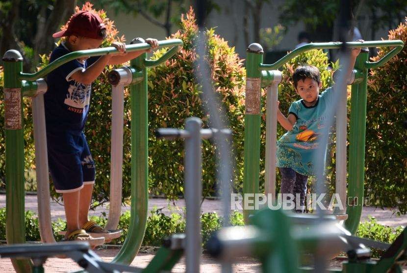 Anak-anak bermain dilokasi fasilitas fitnes terbuka gratis di kompleks GOR Ragunan, Jakarta, Ahad (7/10).