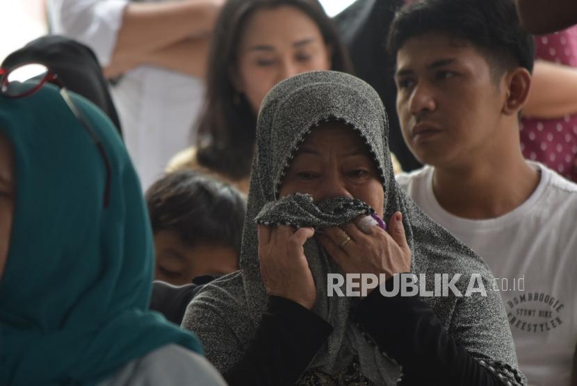 Isak tangis keluarga korban kecelakaan pesawat Lion Air JT610 di Posko Ante Mortem DVI RS Polri, Jakarta, Selasa (30/10).