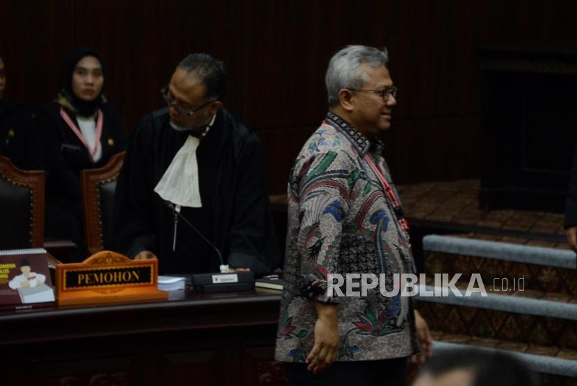 Ketua KPU selaku termohon Arief Budiman dan Kuasa Hukum Calon Presiden dan Wakil Presiden nomor urut 02 selaku pemohon Bambang Widjojanto saat menghadiri sidang perdana Perselisihan Hasil Pemilihan Umum (PHPU) Pemilihan Presiden (Pilpres) 2019 di Gedung Mahkamah Konstitusi, Jakarta, Jumat (14/6).