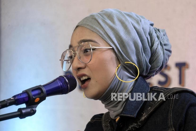 Chiki Fawzi saat tampil pada booth Creator On The Ground Playfest 2019 di Parkir Selatan Gelora Bung Karno, Jakarta, Ahad (25/8/2019). Chiki pernah mewawancari penggagas World Hijab Day.
