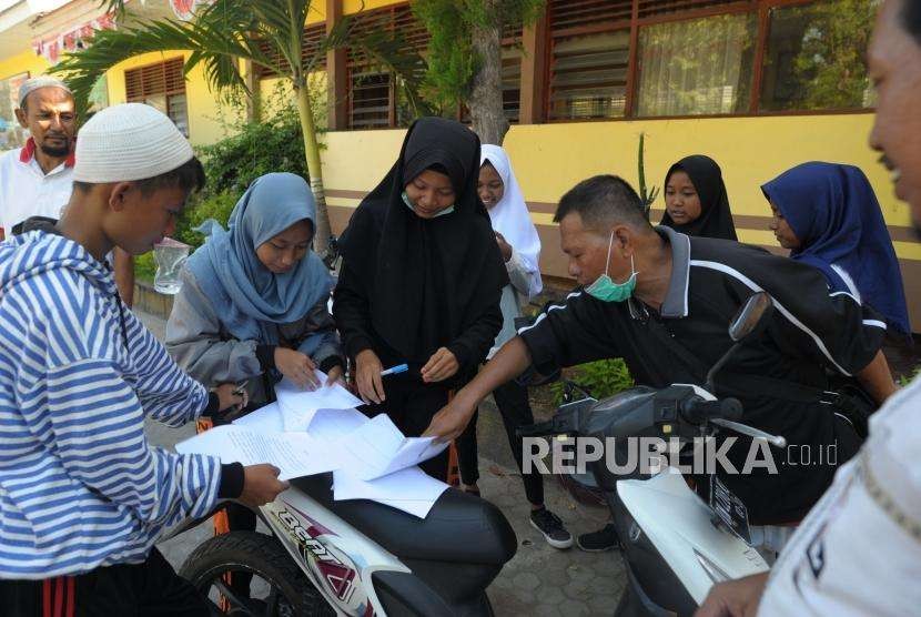 Aktivitas Pendidikan : Siswa-siswi SMP Negeri 6 melakukan pendataan saat beraktivitas di sekolahnya di Jalan Dewi Sartika, Palu, Sulawesi Tengah, Senin (8/10).