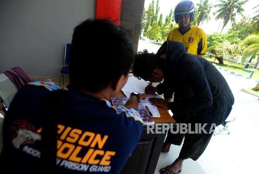 Inmates of Palu Penitentiary, Petobo, Palu, Central Sulawesi, reported themselves in, Wednesday (Oct 3).