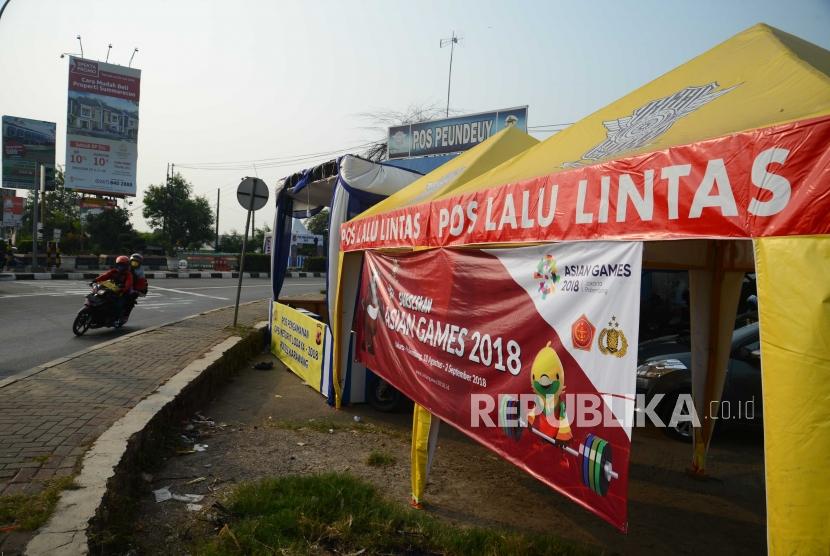 Spanduk promosi  Asian Games  di Pos pengaman mudik Peundeuy, Karawang, Jawa Barat, Ahad (10/6).