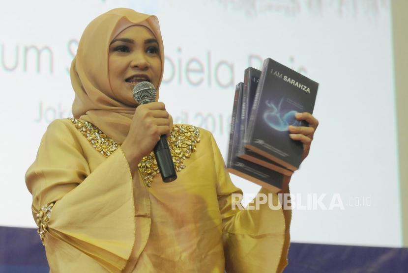 Penulis Hanum Rais memaparkan pendapat saat peluncuran dan bedah novel I Am Sarahza pada acara Islamic Book Fair 2018 di Jakarta Convention Center, Jakarta, Jumat (20/4).