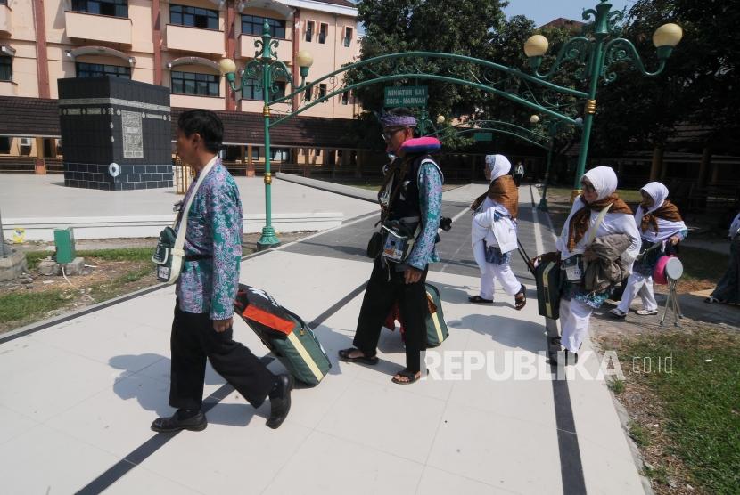 Keberangkatan Calon Haji Jawa Barat. Sejumlah jamaah bersiap memasuki ruang keberangkatan di Asrama Haji Embarkasi di Bekasi, Jawa Barat, Senin (8/7).