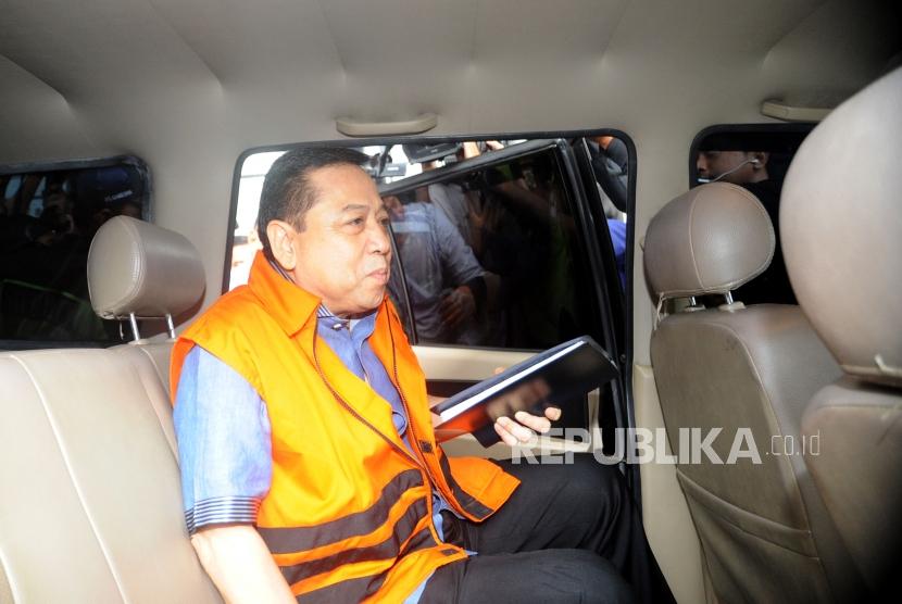 Terdakwa kasus korupsi KTP Elektronik Setya Novanto berada dalam mobil tahanan usai mengikuti pemeriksaan  di Gedung Komisi Pemberantasan Korupsi (KPK), Jakarta, Selasa (27/3).