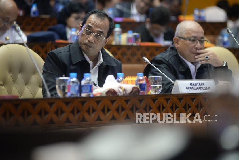 Menteri Perhubungan Budi Karya Sumadi saat mengikuti rapat kerja dengan Komisi V DPR di Kompleks Parlemen Senayan, Jakarta, Selasa (13/3).