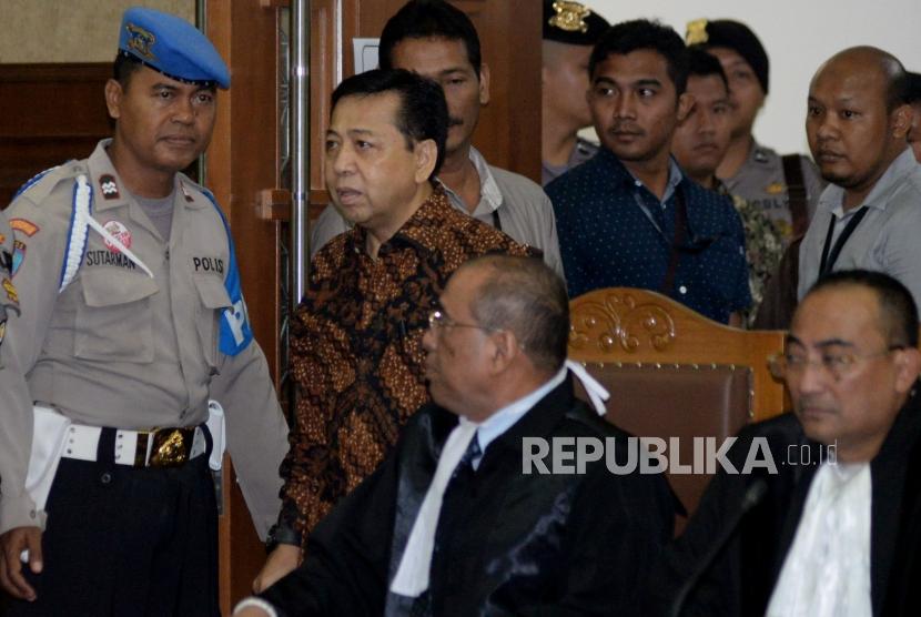 Terdakwa kasus korupsi KTP Elektronik Setya Novanto memasuki ruangan untuk menjalani sidang dengan agenda tanggapan jaksa terhadap eksepsi di Pengadilan Tipikor, Jakarta, Kamis (28/12).