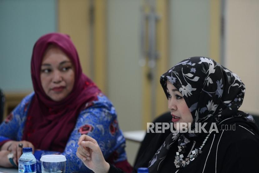 Sertifikasi Halal Vaksin. Head oc Communications Bio Farma Nurlaela Arief (kanan) bersama Kadiv Surveilens Bio Farma Novilla Sjafri Bachtiar memberikan paparan saat berkunjung ke Republika, Jakarta, Rabu (28/2).