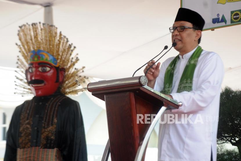 Senator Betawi Dailami Firdaus memberikan sambutan pada kegiatan Hajatan Betawi di Universitas Islam As-Syafi'iyah,  Pondok Gede, Bekasi, Jawa barat, Sabtu (11/11).