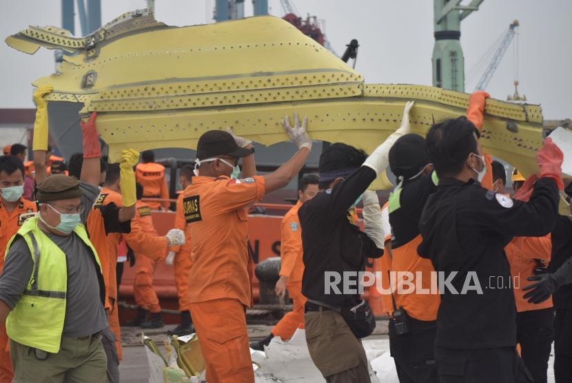 Petugas SAR gabungan mengevakuasi puing pesawat Lion Air JT 610 saat tiba Posko Terpadu Pelabuhan Tanjung Priok, Jakarta, Sabtu (3/11).