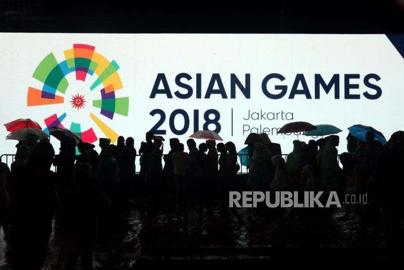 Pengunjung mengantre untuk membeli souvenir pada hari terakhir event Asian Games 2018 di Gelora Bung Karno, Jakarta, Ahad (2/9).