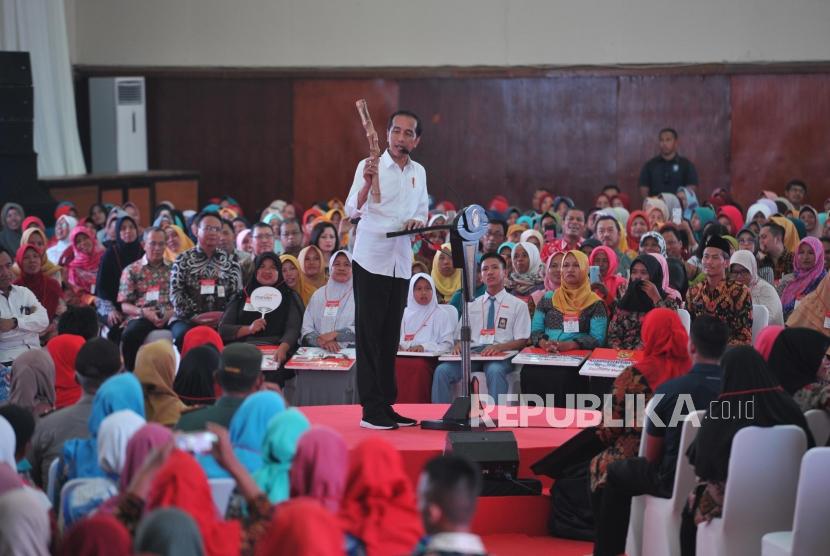 Program Keluarga Harapan. Presiden Joko Widodo memberikan sambutan saat menyerahkan bantuan sosial Program Keluarga Harapan di Cilacap, Jawa Tengah, Senin (25/2/2019).