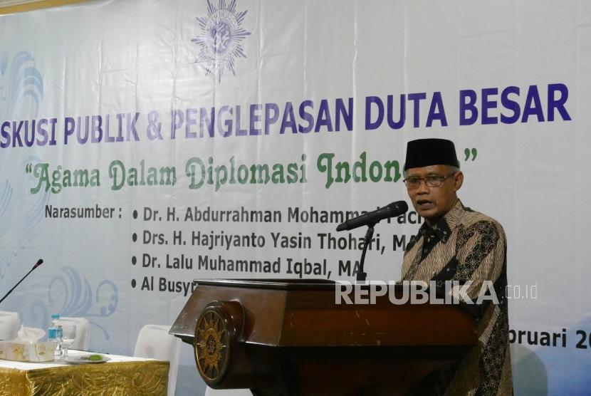 Ketua Umum PP Muhammadiyah Haedar Nashir menyampaikan paparannya pada acara Diskusi Publik dan Penglepasan Duta Besar dengan tema Agama Dalam Diplomasi Indonesia di Jakarta, Rabu (13/2).