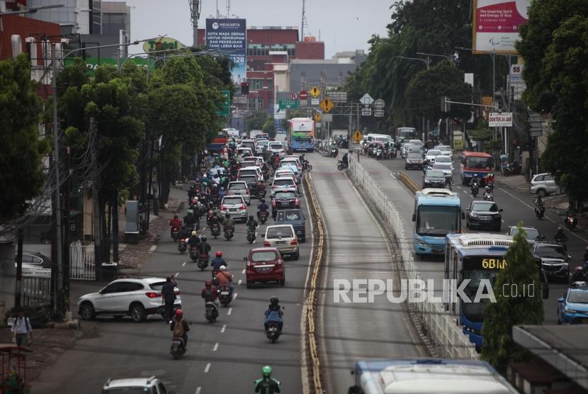 Sejumlah kendaraan melintas di Ruas Jalan Mampang, Jakarta, Rabu (31/1).