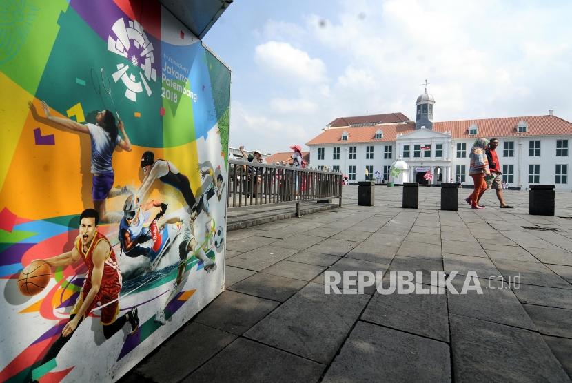 Pusat Belanja Asian Games. Wisatawan berjalan di kawasan Kota Tua, Jakarta, Senin (12/2).