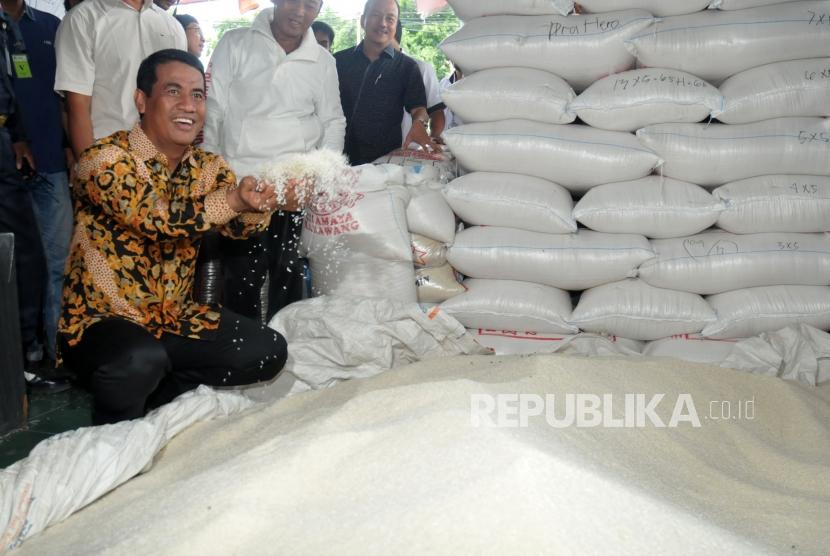 Menteri Pertanian Amran Sulaiman saat melakukan sidak di Pasar Induk Beras Cipinang, Jakarta, Senin (4/12).