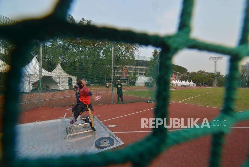 Atlet  Indonesia Peserta Asian Para  Games 2018   dari  negara Indonesia  Seriwati melakukan sesi  latihan di Stadion Madya Komplek Olahraga Gelora Bung Karno. Jakarta, Kamis (4/10).