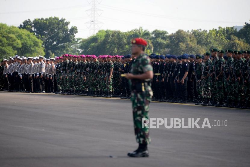  Apel Pasukan. Sejumlah prajurit berbaris ketika mengikuti Apel Gelar Pasukan Pengamanan Pemilu di Lanud Halim Perdanakusuma, Jakarta, Jumat (22/3).