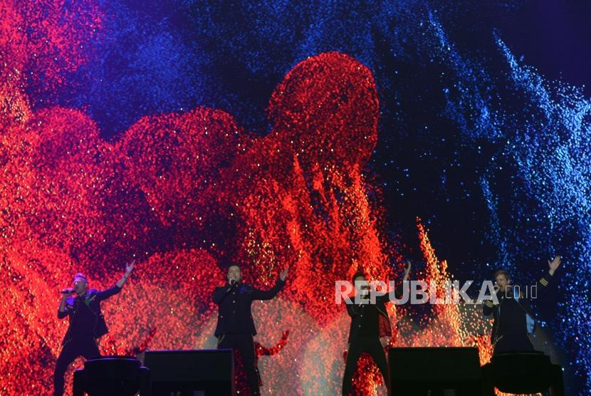 Personel boyband Westlife Nick Byrne, Mark Feehily, Shane Filan dan Kian Egan (dari kiri) saat tampil pada konser Westlife-The Twenty Tour 2019 di Indonesia Convention Exhibition (ICE) BSD, Tangerang, Banten, Selasa (6/8).