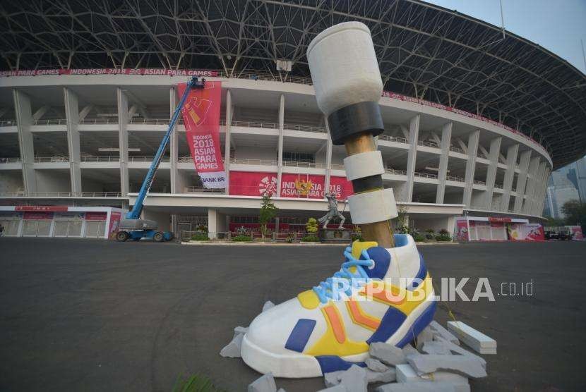 Persiapan Asian Para Games. Pekerja melakukan pemasangan atribut  media luar ruang di  kawasan Stadion Utama Gelora Bung Karno, Jakarta, Jumat (5/10).