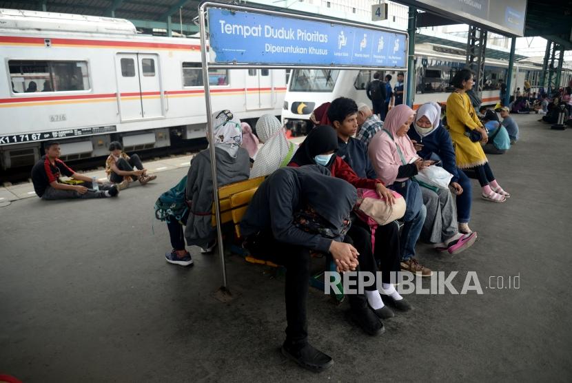 Sejumlah penumpang menunggu Kereta Rel Listrik (KRL) di Stasiun Manggarai, Jakarta, Ahad (4/8).