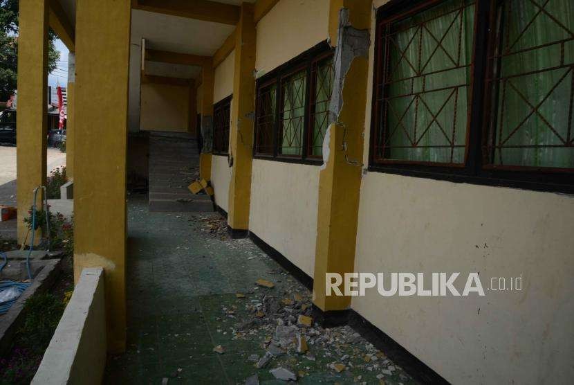  Kondisi sekolah SD 2 Jenggala  yang rusak  akibat gempa di  Lombok Utara, NTB, Rabu (8/8).