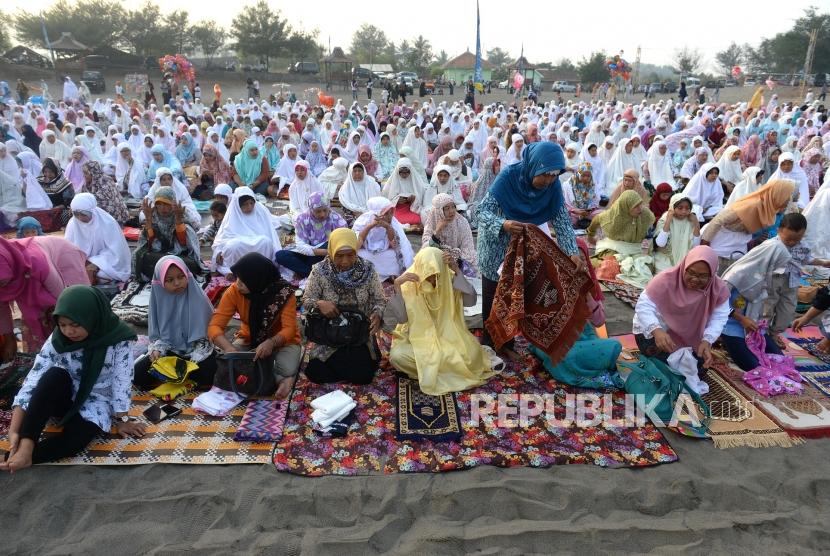 Shalat Idul Fitri di Gumuk Pasir. Umat Islam menunaikan Shalat Idul Fitri 1440 Hijriah di Gumuk Pasir Parangtritis, Yogyakarta, Rabu (5/6/2019).