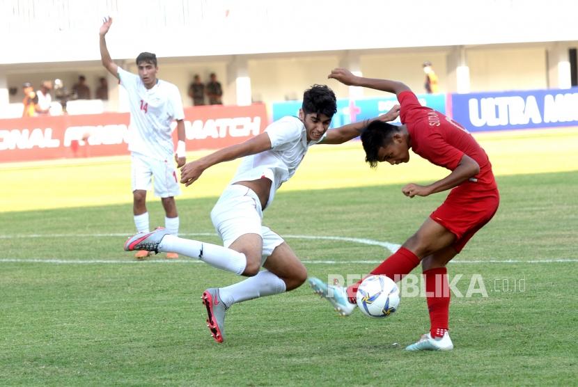 Berhasil Atasi Iran. Pesepakbola Timnas Indonesia U19 Sutan Diego Zico menembak bola kke gawang Iran U19 pada pertandingan persahabatan di Stadion Mandala Krida, Yogyakarta, Rabu (11/9/2019).