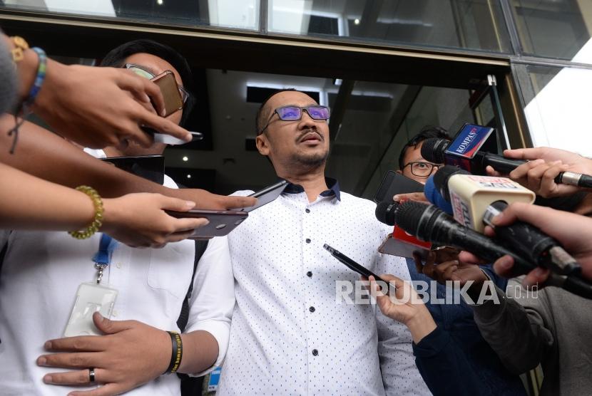 Mantan ketua KPK Abraham Samad memberi keterangan kepada wartawan usai melakukan pertemuan dengan pimpinan KPK di Jakarta, Jumat (3/5/2019).