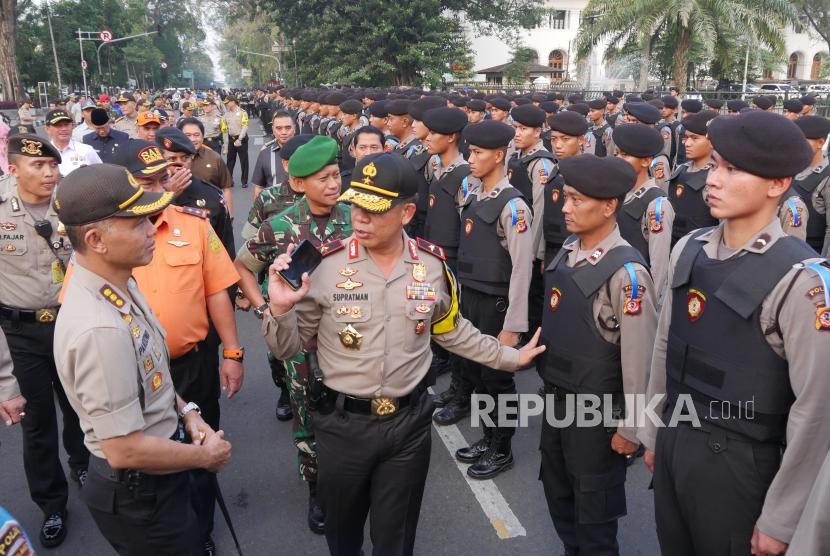 Operasi Ketupat Lodaya: Wakapolda Jabar Brijen Pol Supratman melakukan peninjauan pasukan pada Apel Gelar Pasukan Operasi Ketupat Lodaya 2018, di kawasan Gasibu, Kota Bandung, Rabu (6/6).