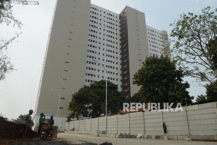 Pekerja menyelesaikan proyek pembangunan Rusunami Klapa Village di Jakarta, Ahad (28/7).