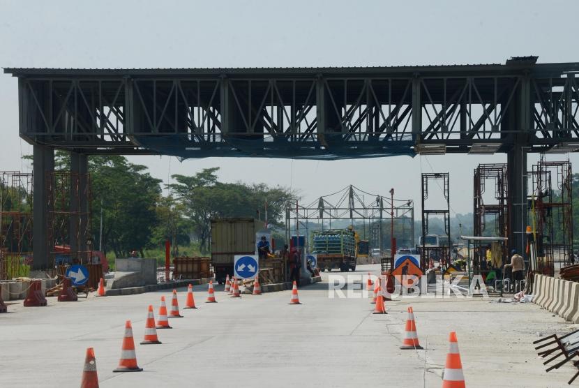Suasana pembangunan Gerbang Tol Cikampek Utama di Jalan Tol Jakarta-Cikampek, Kabupaten Karawang, Jawa Barat, Selasa (7/5).