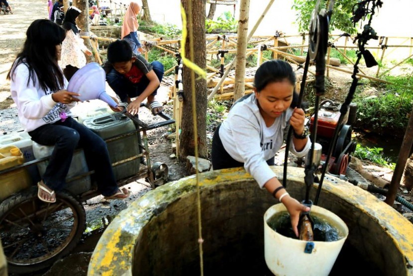  Sedikitnya empat desa di Kabupaten Kuningan mengalami krisis air bersih selama musim kemarau tahun ini.
