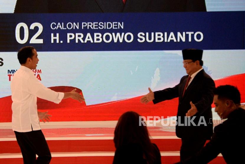 Capres No 01 Joko Widodo dan Capres No 02 Prabowo Subianto usai debat kedua calon presiden pemilu 2019, Jakarta, Ahad (17/2).