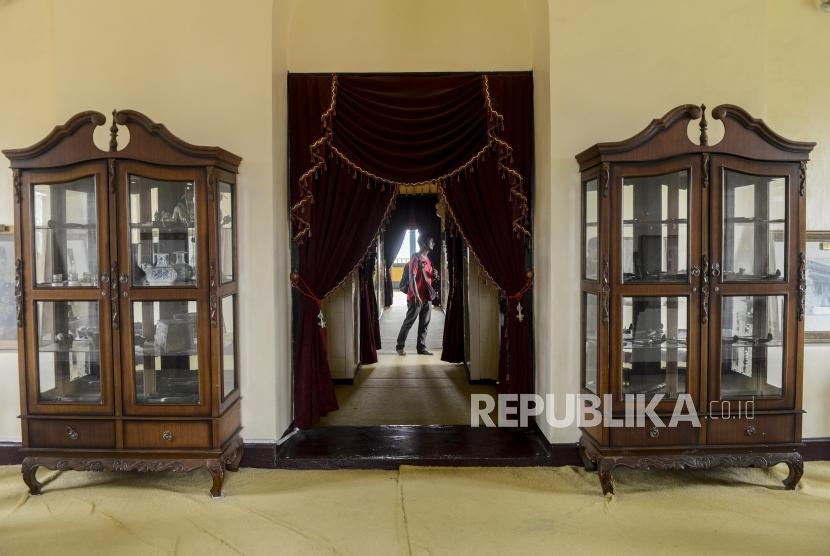 Pengunjung saat melihat koleksi yang dipamerkan di Istana Siak Sri Indrapura di Kabupaten Siak, Riau. Masuk Istana Siak Segera Pakai Tiket Elektronik