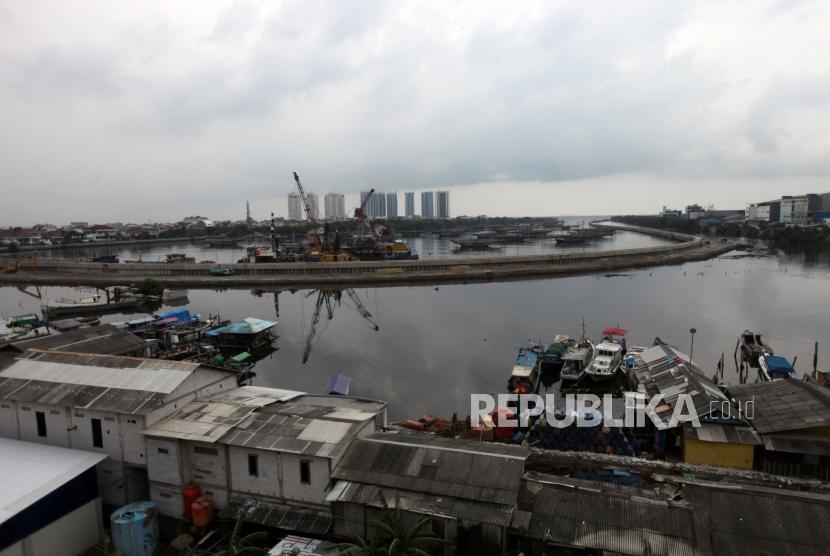 Suasana pembangunan proyek tanggul laut yang masih dalam penyelesaian di Kawasan Muara Baru, Jakarta, Kamis (1/2).