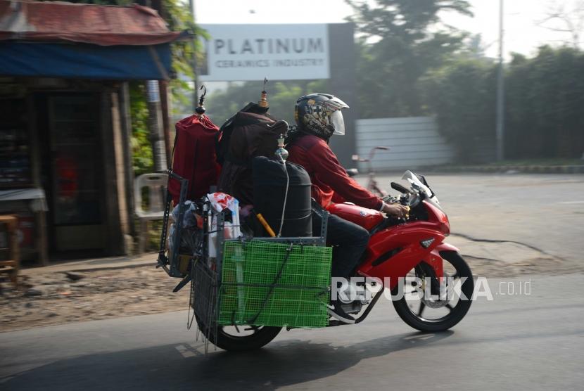 Pemudik membawa sejumlah barang bawaan dengan kendaraan roda dua dikawasan, Bekasi, Jawa Barat, Sabtu (9/6).