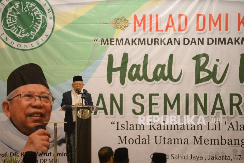 Wakil Presiden terpilih yang juga Ketua Umum Dewan Pimpinan Majelis Ulama Indonesia (MUI) KH Ma'ruf Amin memberikan sambutan saat acara Milad Ke-47 DMI di Jakarta, Rabu (17/7).