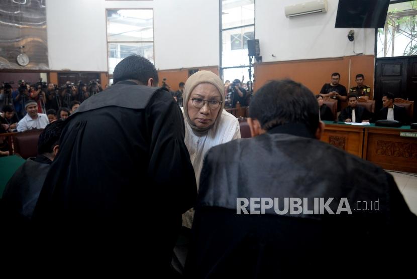 Terdakwa kasus dugaan penyebaran berita bohong atau hoaks Ratna Sarumpaet berbincang dengan kuasa hukum ketika mengikuti sidang putusan di Pengadilan Negeri Jakarta Selatan, Jakarta, Kamis (11/7).