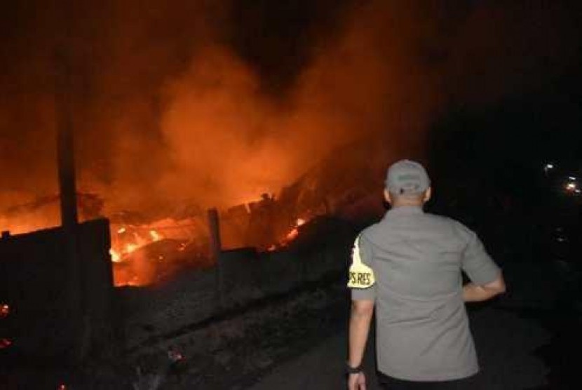  Kobaran api hebat menghanguskan pabrik mebel ekspor milik Agung Purnomo, di Desa Doyong, Miri, Sragen, Senin (1/10) malam. Foto/Wardoyo