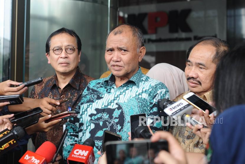 Wakil ketua PPATK Dian Ediana Rae, Ketua KPK Agus Raharjo, Kepala PPATK Kiagus Ahmad Badaruddin (kiri ke kanan) memberikan keterangan kepada media di gedung KPK, Jakarta, Selasa (6/3).