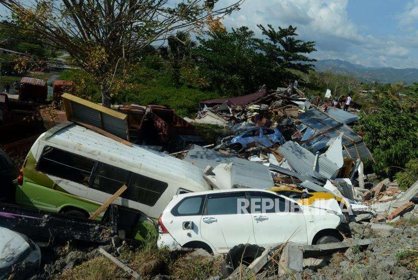 Sejumlah kendaraan tertumpuk akibat terdampak gempa di Petobo, Palu, Sulawesi Utara, Rabu (3/10).