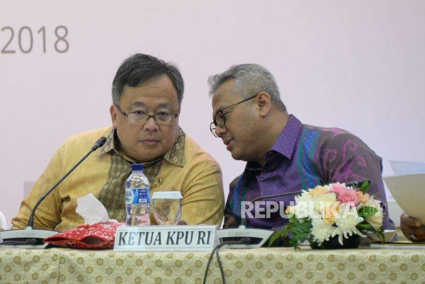 Ketua KPU Arief Budiman berbincang bersama Meteri PPN/Kepala Bappenas Bambang Brodjonegoro disela acara penyampaian Rancangan Teknokratik Rencana Pembangunan Jangka Menengah Nasional (RPJMN) Tahun 2020-2024 di Kantor KPU, Jakarta, Selasa( 25/9).