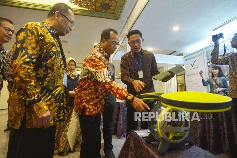 Menteri Perhubungan Budi Karya Sumadi (tengah) didampingi Kepala Lembaga Penerbangan dan Antariksa Nasional (Lapan) Thomas Djamaluddin (kiri) saat meninjau pameran pada acara Aero Summit 2018 di Jakarta, Selasa (25/9).