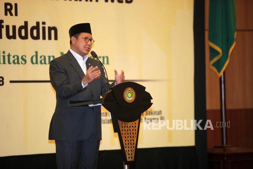 Menteri Agama Lukman Hakim Saifuddin memberikan sambutan saat peresmian Aplikasi Pencatatan Nikah (SIMKAH) Web dan Kartu Nikah di Auditorium Kementerian Agama, Jakarta, Kamis (8/11).