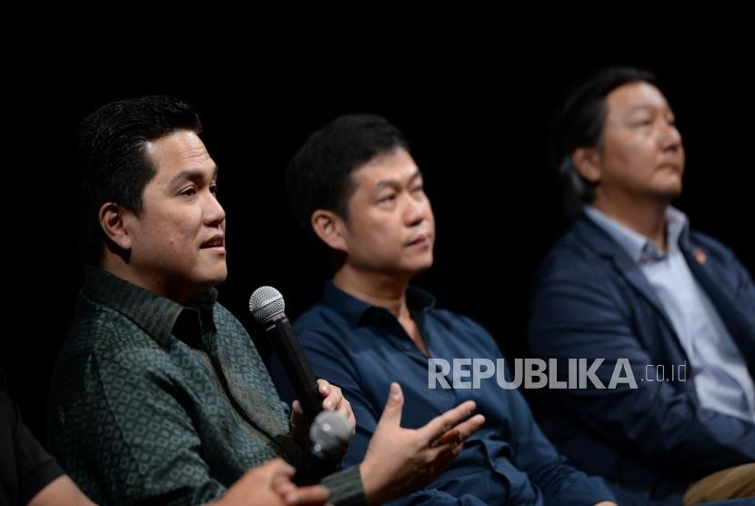 Hak Siar IBL. Ketum KOI Erick Thohir, CEO iNews David A Audy, dan Dirut IBL Hasan Gozali (dari kiri) hadir pada konferensi pers hak siar IBL 2017-2018 di Jakarta, Kamis (2/11).