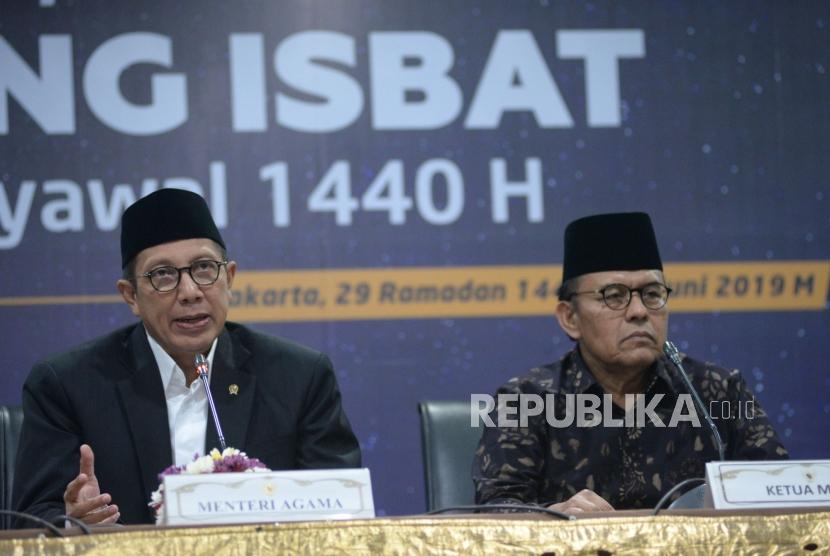 Menteri Agama Lukman Hakim Saifuddin  didampingi Ketua MUI Yusnar Yusuf  memberikan keterangan usai melaksanakan Sidang Isbat di kantor Kementerian Agama, Jakarta, Senin (3/6).